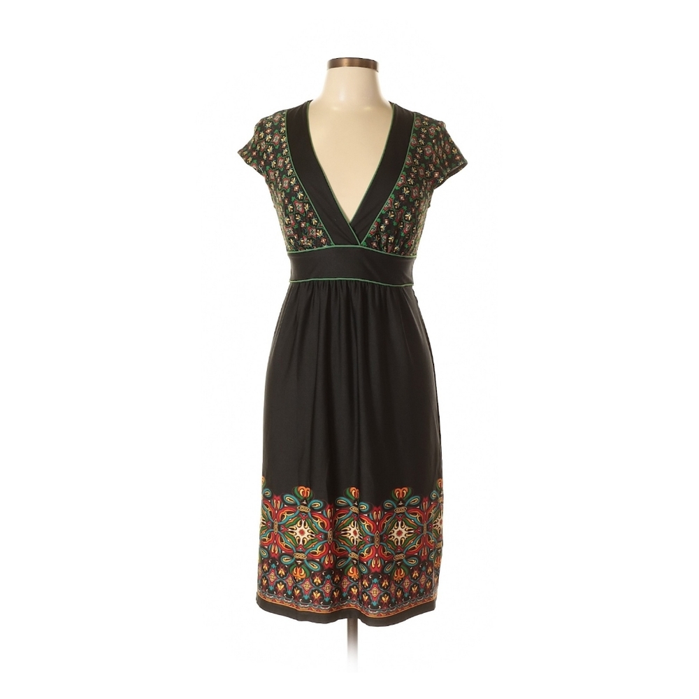 B-neck black dress